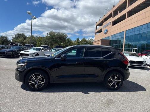 2025 Volvo XC40 B5 Core Bright Theme