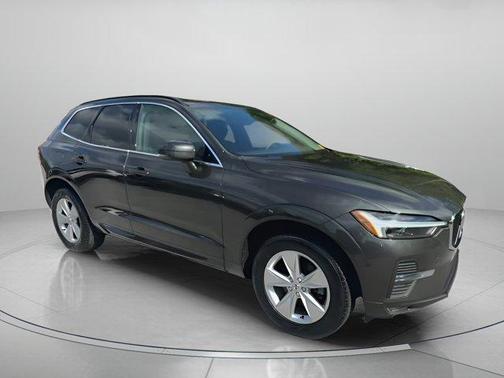 2022 Volvo XC60 B5 Momentum