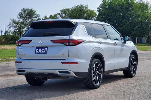 2023 Mitsubishi Outlander SE