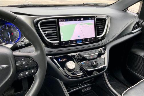 Brilliant Black Crystal Pearlcoat 2023 Chrysler Pacifica Limited
