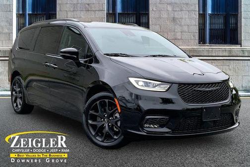 Brilliant Black Crystal Pearlcoat 2023 Chrysler Pacifica Limited