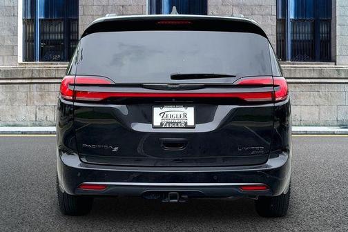 Brilliant Black Crystal Pearlcoat 2023 Chrysler Pacifica Limited