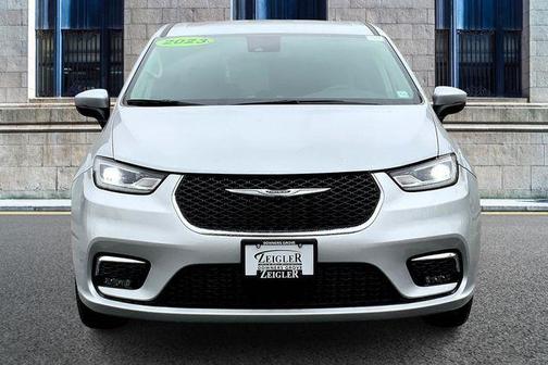 2023 Chrysler Pacifica Touring-L