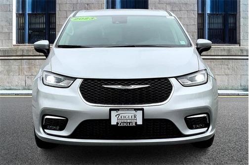 2023 Chrysler Pacifica Touring-L