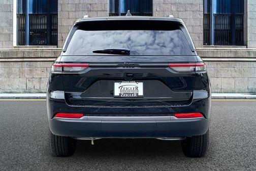 Gloss Black 2027 Jeep Grand Cherokee Sport