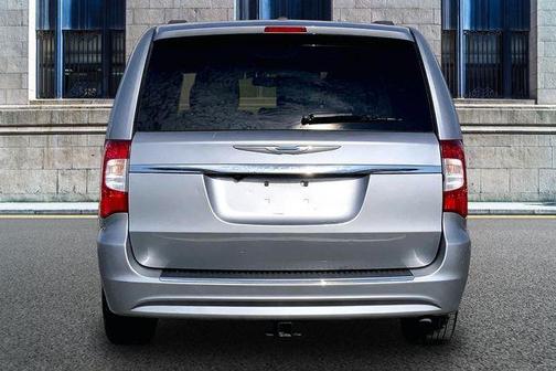 2016 Chrysler Town & Country LX