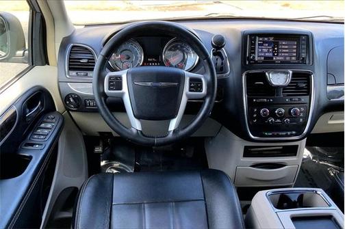 2016 Chrysler Town & Country LX