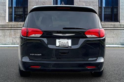 Brilliant Black Crystal Pearlcoat 2023 Chrysler Voyager LX