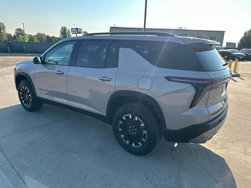 Sandstone Gray 2026 Chevrolet Traverse Z71