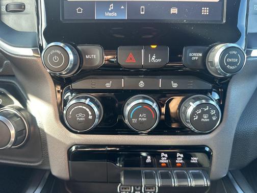 Diamond Black Crystal Pearlcoat 2025 RAM 1500 Big Horn/Lone Star