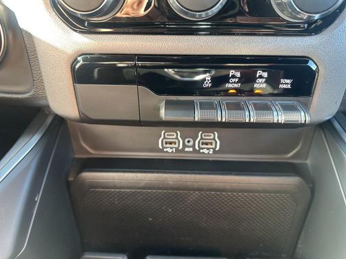 Diamond Black Crystal Pearlcoat 2025 RAM 1500 Big Horn/Lone Star