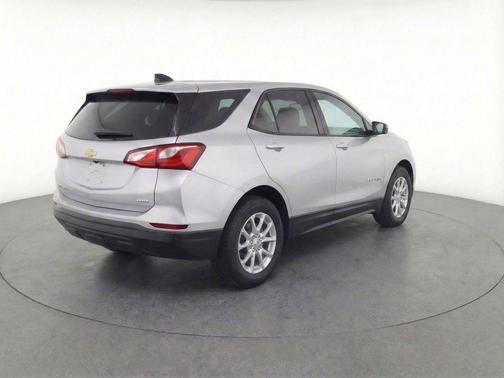 Silver Ice Metallic 2022 Chevrolet Equinox LS