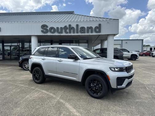 Silver Zynith 2026 Jeep Grand Cherokee Laredo