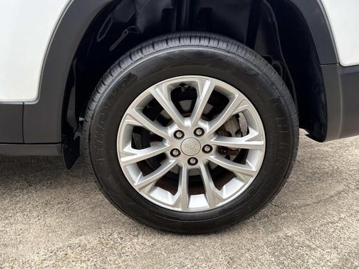 White 2019 Jeep Cherokee Latitude
