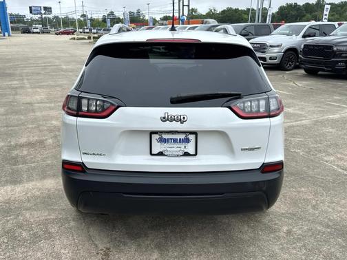 White 2019 Jeep Cherokee Latitude