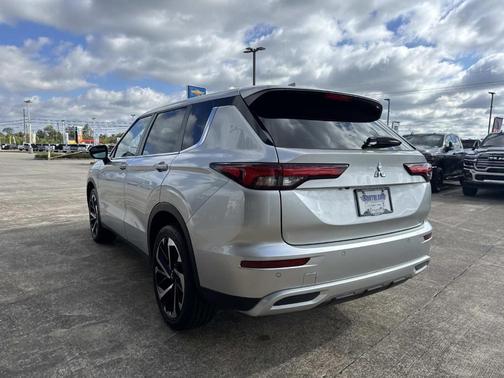 2023 Mitsubishi Outlander SE
