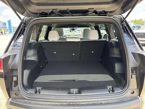 Diamond Black 2026 Jeep Cherokee Laredo