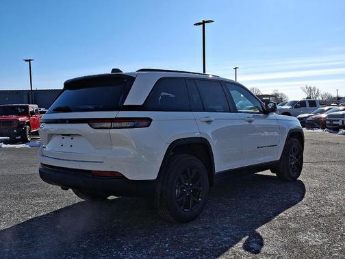 2025 Jeep Grand Cherokee Laredo