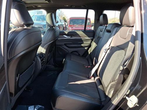 2026 Jeep Grand Cherokee Laredo