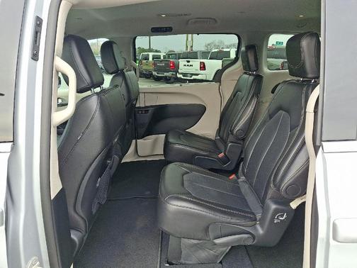 2024 Chrysler Pacifica Touring-L