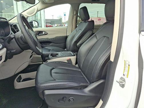 2024 Chrysler Pacifica Touring-L