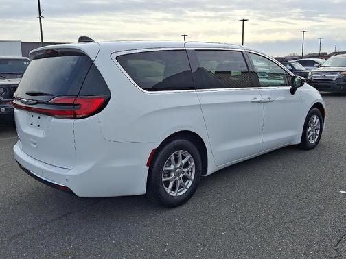 2024 Chrysler Pacifica Touring-L