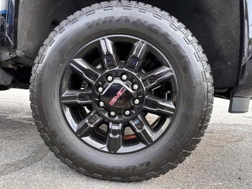 Onyx Black 2024 GMC Sierra 2500 AT4