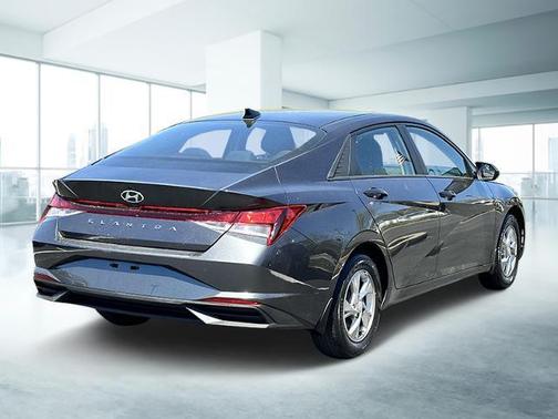 2022 Hyundai ELANTRA SE