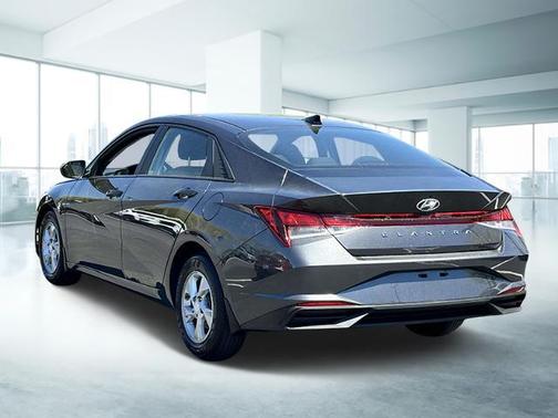 2022 Hyundai ELANTRA SE