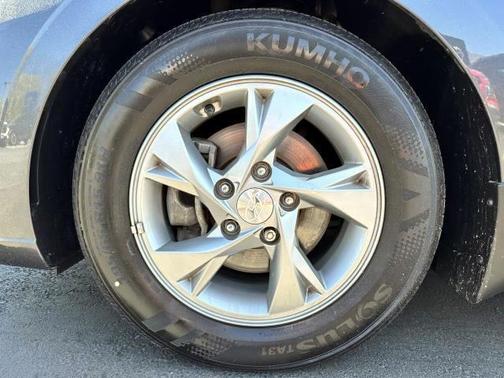 2022 Hyundai ELANTRA SE