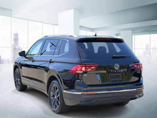 Deep Black Pearl Effect 2024 Volkswagen Tiguan 2.0T SE