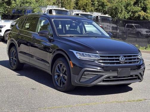Deep Black Pearl Effect 2024 Volkswagen Tiguan 2.0T SE