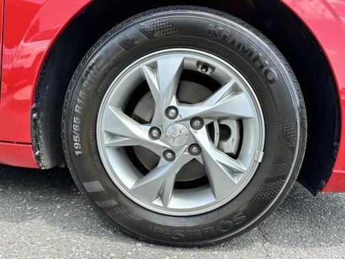 2022 Hyundai ELANTRA SE