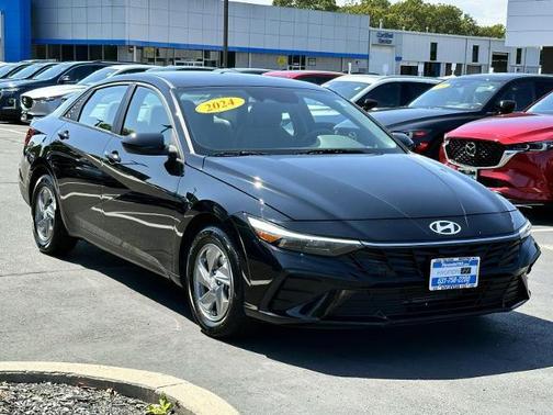 2024 Hyundai ELANTRA SE