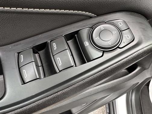 Summit White 2023 Chevrolet Traverse LT Leather