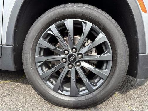 Sterling Gray Metallic 2023 Chevrolet Traverse RS