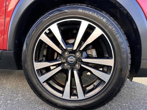 Cayenne Red / Super Black 2019 Nissan Kicks SV