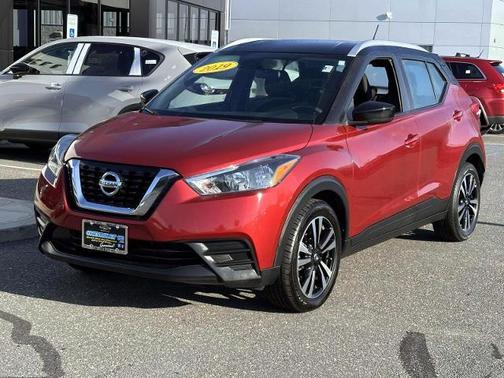 Cayenne Red / Super Black 2019 Nissan Kicks SV