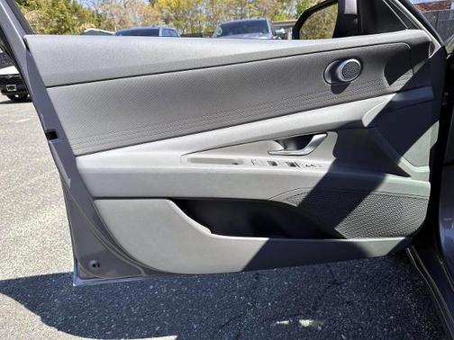 Metal 2023 Hyundai ELANTRA SE