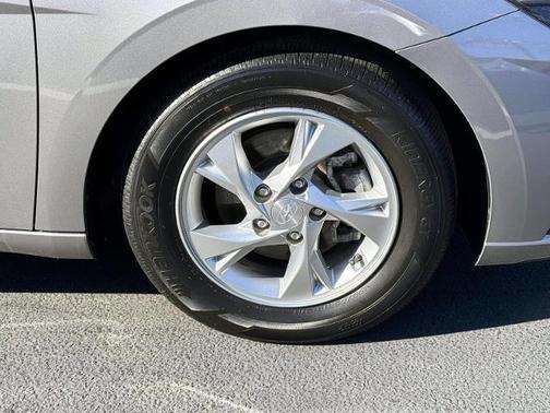 2023 Hyundai ELANTRA SE