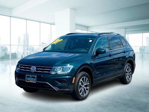 Photo 1 of 30 of 2019 Volkswagen Tiguan 2.0T SE