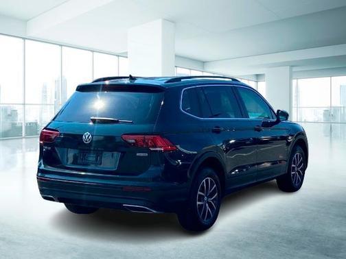 Photo 4 of 30 of 2019 Volkswagen Tiguan 2.0T SE