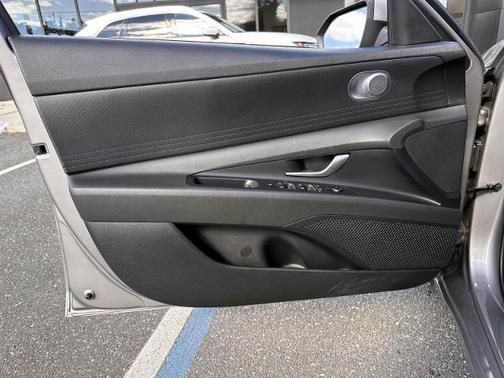 Metal 2023 Hyundai ELANTRA SE