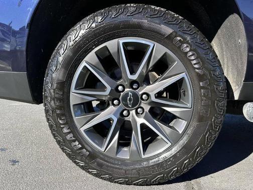 Midnight Blue Metallic 2024 Chevrolet Suburban Z71