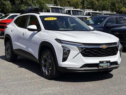Summit White 2024 Chevrolet Trax LT