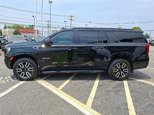 2022 GMC Yukon XL AT4
