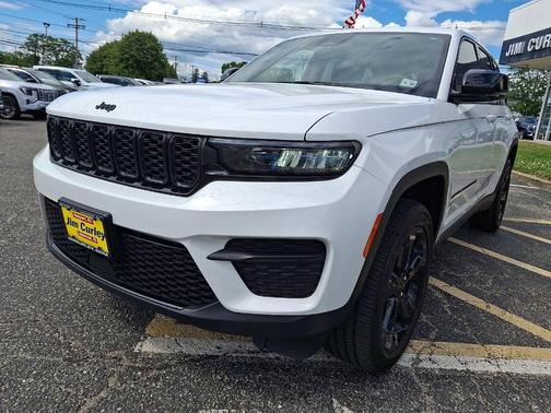 Bright White Clearcoat 2025 Jeep Grand Cherokee Laredo
