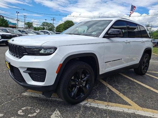 Bright White Clearcoat 2025 Jeep Grand Cherokee Laredo