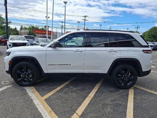 Bright White Clearcoat 2025 Jeep Grand Cherokee Laredo