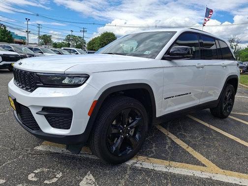 Bright White Clearcoat 2025 Jeep Grand Cherokee Laredo